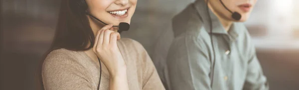 Dos Personas Sonrientes Con Auriculares Están Hablando Con Los Clientes — Foto de Stock
