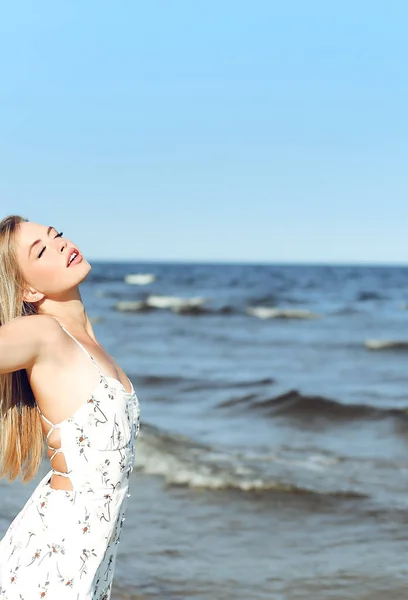 Szczęśliwa Blondynka Piękna Kobieta Plaży Oceanu Stoi Białej Sukni Letniej — Zdjęcie stockowe