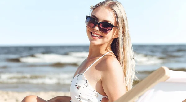Szczęśliwa Blondynka Okularach Przeciwsłonecznych Relaksująca Się Drewnianym Leżaku Plaży Oceanu — Zdjęcie stockowe