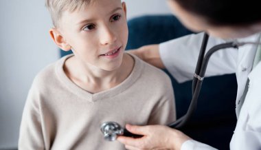 Doktor ve çocuk hasta evde sağlık kontrolünde. Tıp, sağlık hizmetleri kavramları.