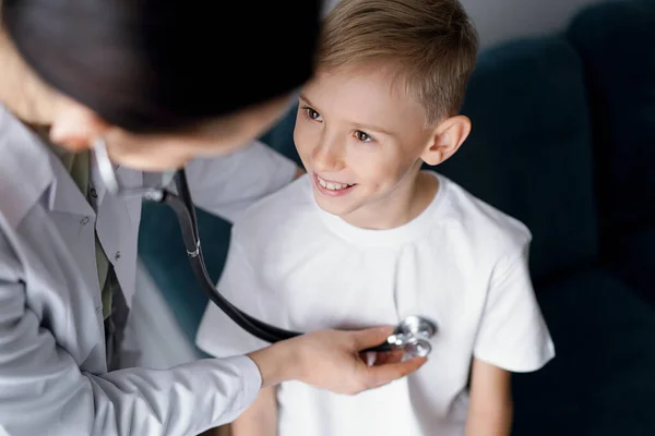 Paciente Criança Sorridente Feliz Inspeção Médica Habitual Médico Menino Casa — Fotografia de Stock