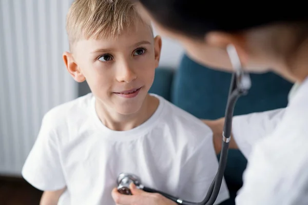 Boldog Mosolygós Gyerekbeteget Szokásos Orvosi Vizsgálaton Orvos Kisfiú Otthon Orvostudomány — Stock Fotó