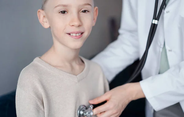 Γιατρός Και Χαρούμενος Χαμογελαστός Ασθενής Παιδί Αγόρι Στο Σπίτι Ιατρική — Φωτογραφία Αρχείου