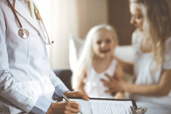 Dokter Patiënt Kinderarts Die Klembord Gebruikt Terwijl Het Kleine Meisje — Stockfoto