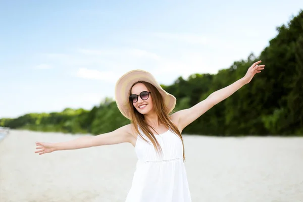 Feliz Mujer Sonriente Dicha Felicidad Libre Playa Del Océano Pie —  Fotos de Stock