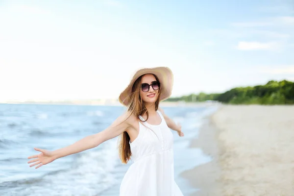 Šťastná Usměvavá Žena Blaženosti Zdarma Pláži Oceánu Stojí Kloboukem Slunečními — Stock fotografie