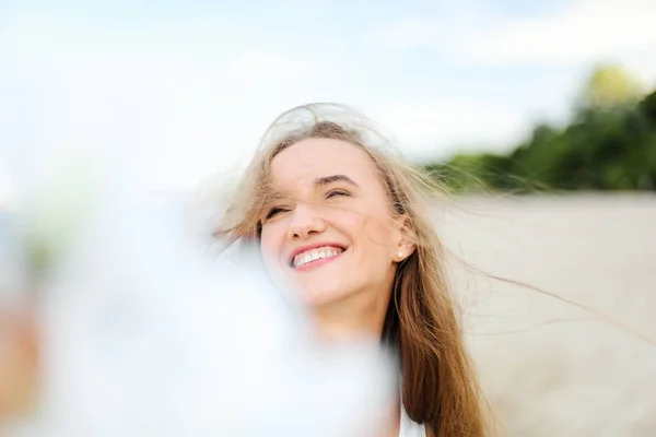 Retrato Una Mujer Feliz Sonriente Felicidad Playa Del Océano Disfrutando — Foto de Stock