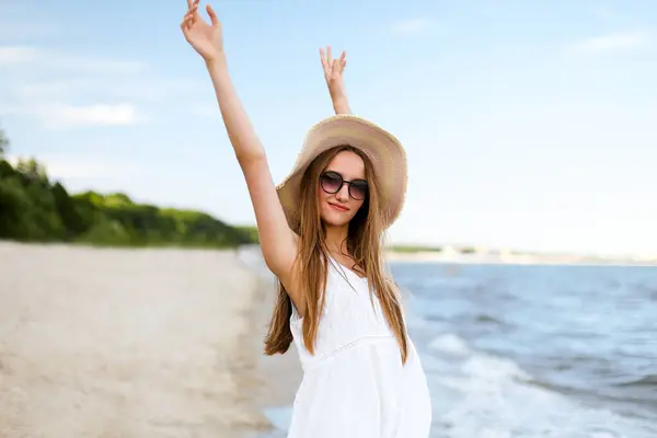 Щаслива Усміхнена Жінка Вільному Щасті Блаженства Океанському Пляжі Стоїть Капелюхом — стокове фото