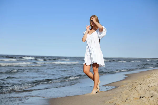 Glücklich Lächelnde Schöne Frau Spaziert Strand Des Meeres Einem Weißen — Stockfoto
