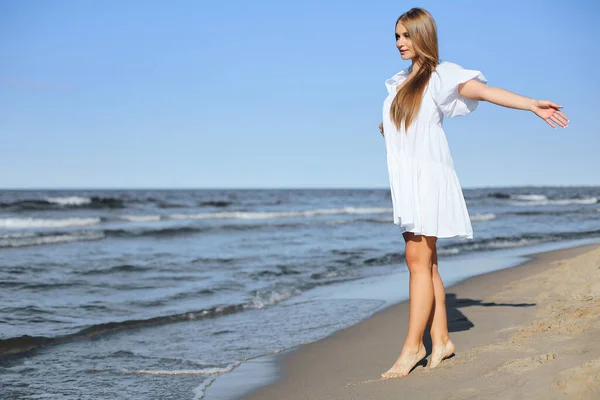 Glücklich Lächelnde Schöne Frau Läuft Mit Offenen Armen Strand Des — Stockfoto