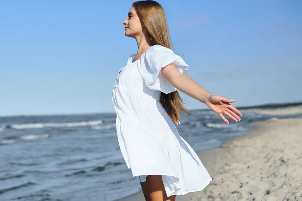 Glückliche Schöne Frau Strand Des Meeres Weißen Sommerkleid Mit Offenen — Stockfoto