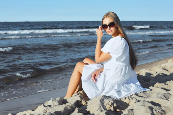 Felice Bella Donna Bionda Seduta Sulla Spiaggia Dell Oceano Con — Foto Stock