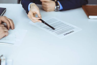 İş adamları, sözleşmeyi tartışanlar, toplantıda birlikte çalışanlar modern bir ofiste masa başında oturanlar. Meslektaşı olan isimsiz bir iş adamı, avukatlar görüşmede. Takım çalışması ve ortaklık