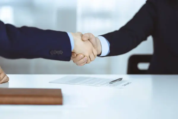 Pessoas Negócios Apertando Mãos Reunião Negociação Close Grupo Empresários Desconhecidos — Fotografia de Stock