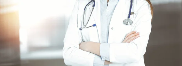 Ismeretlen Fiatal Doktornő Áll Keresztbe Tett Karokkal Napfényes Klinikán Orvosi — Stock Fotó