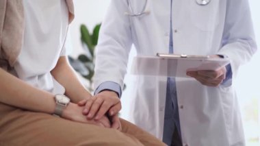 Doktor ve hasta mükemmel sağlık muayenesi sonuçlarını tartışıyor. Doktor neşeleniyor ve kadının güvenini tazeliyor. Tıp konsepti.