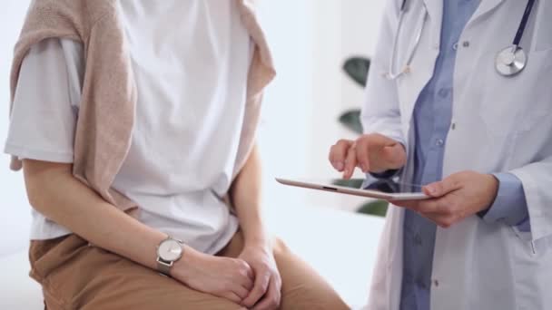 Dokter Gebruikt Tabletcomputer Terwijl Patiënt Buurt Zit Onbekende Senior Arts — Stockvideo