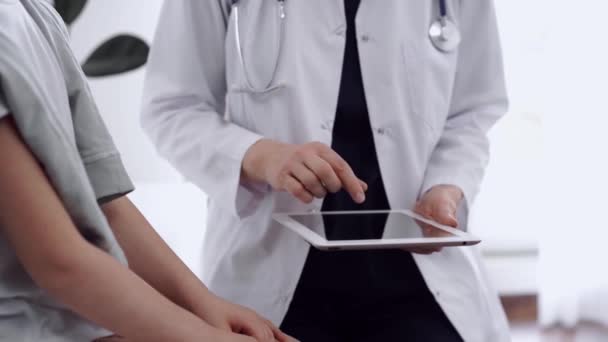 Doktor Çocuk Hastalar Klinikte Karşı Karşıya Oturuyorlar Kapatın Küçük Bir — Stok video