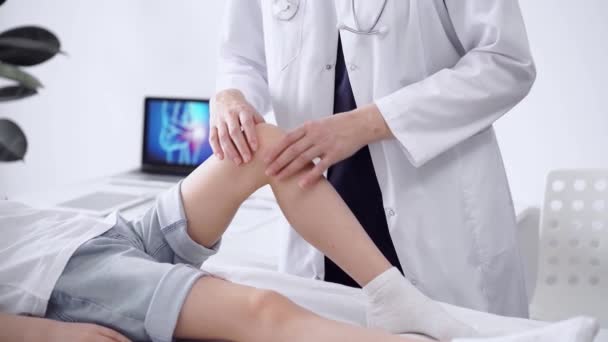 Docteur Patient Sont Clinique Orthopédique Manteau Blanc Examine Articulation Genou — Video