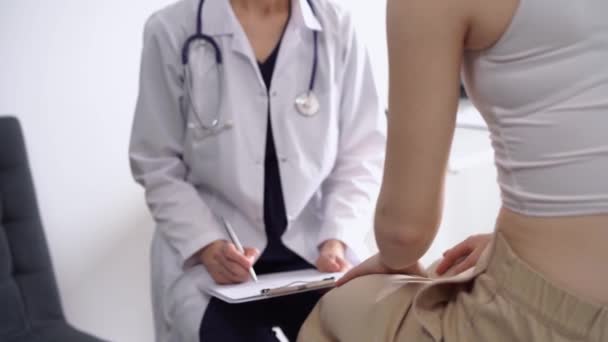 Dokter Patiënt Zijn Kliniek Orthopedisch Witte Jas Met Klembord Notities — Stockvideo