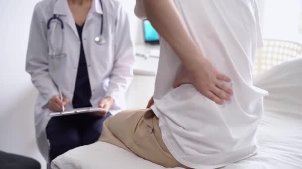 Docteur Patient Sont Clinique Orthopédique Manteau Blanc Aide Presse Papiers — Video