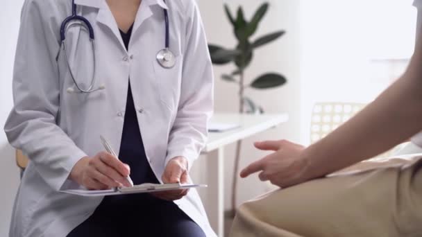 Doktor Hasta Klinikte Karşı Karşıya Oturuyorlar Yakın Çekim Bilinmeyen Kadın — Stok video