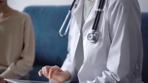 Doctor Paciente Sentados Uno Lado Del Otro Sofá Azul Médico — Vídeos de Stock