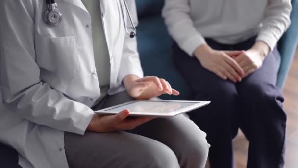 Doktor Pacient Sedí Vedle Sebe Modré Pohovce Neznámá Lékařka Používající — Stock video