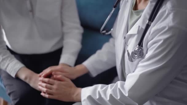 Orvos Megnyugtatja Pácienst Miközben Valami Közeliről Beszélgetünk Egy Kék Kanapén — Stock videók