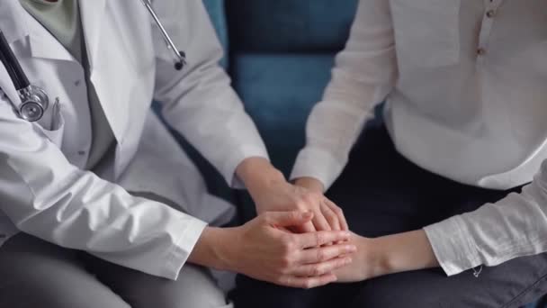 Der Arzt Beruhigt Den Patienten Während Auf Einem Blauen Sofa — Stockvideo