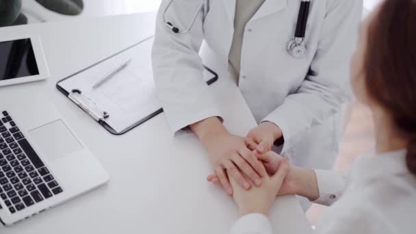 Doktor Uspokaja Pacjenta Siedząc Omawiając Coś Blisko Siebie Przy Białym — Wideo stockowe