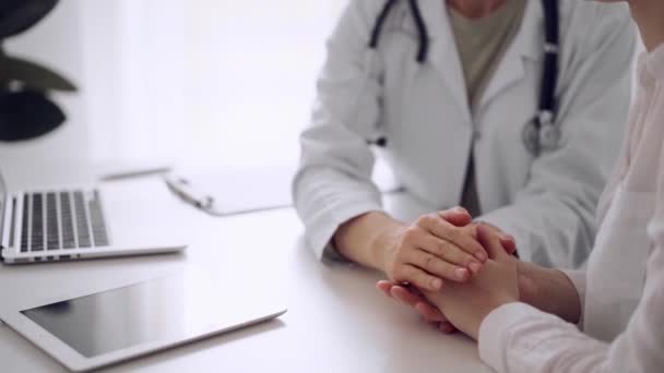 Der Arzt Beruhigt Den Patienten Während Weißen Schreibtisch Sitzt Und — Stockvideo