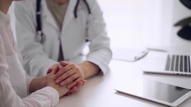 Доктор Заспокоює Пацієнта Сидячи Обговорюючи Щось Поруч Білим Столом Емпатія — стокове відео
