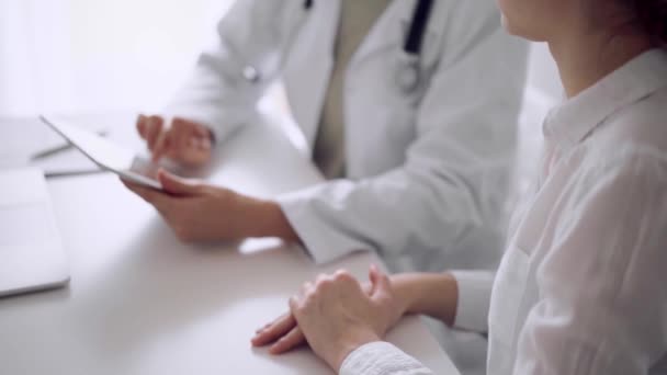 Doctor Pacient Stând Discutând Rezultatele Testelor Unul Lângă Altul Biroul — Videoclip de stoc