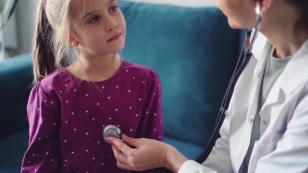 いつもの診察で笑顔の少女患者さん 自宅にいる医師と子供の患者さん 医療コンセプト — ストック動画