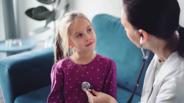 Joyeux Sourire Enfant Fille Patiente Inspection Médicale Habituelle Médecin Enfant — Video