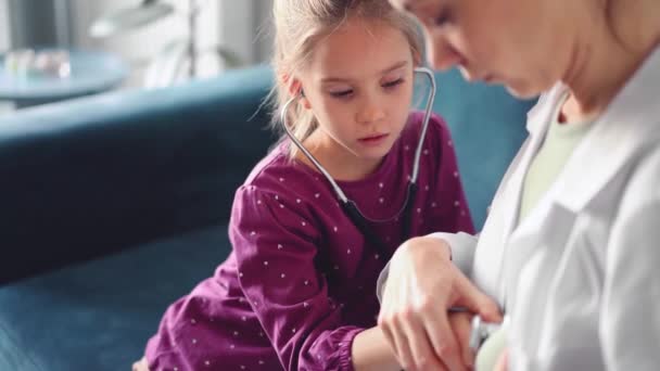 Joyeux Sourire Enfant Fille Patiente Inspection Médicale Habituelle Médecin Enfant — Video