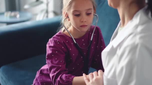Felice Sorridente Paziente Bambina Solito Controllo Medico Medico Paziente Casa — Video Stock