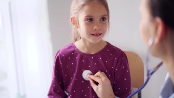 医生和小孩病人在家里 在通常的医疗检查中快乐地微笑着的小女孩 保健概念 — 图库视频影像