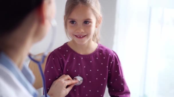 Médecin Enfant Patient Maison Bonne Fille Souriante Inspection Médicale Habituelle — Video
