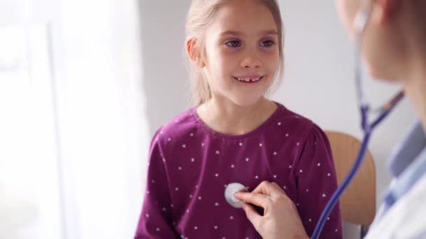 Médico Paciente Infantil Casa Feliz Niña Sonriente Inspección Médica Habitual — Vídeo de stock