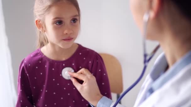Lekarz Dziecko Domu Szczęśliwa Uśmiechnięta Dziewczynka Zwykłej Inspekcji Medycznej Medycyna — Wideo stockowe