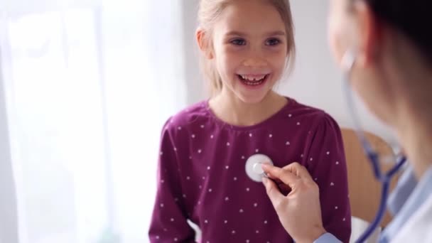 Médecin Enfant Patient Maison Bonne Fille Souriante Inspection Médicale Habituelle — Video