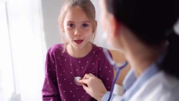 Médecin Enfant Patient Maison Enfant Tousse Inspection Médicale Habituelle Médecine — Video