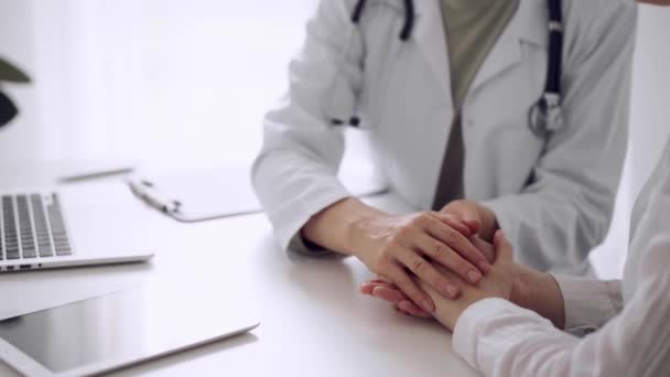 Доктор Успокаивает Пациента Сидеть Обсуждать Рядом Друг Другом Белым Столом — стоковое видео
