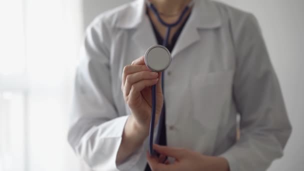 Doktor Steteskopunu Tutar Hastayı Muayene Etmek Için Ileri Alır Profesyonel — Stok video