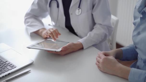 Lekarz Pacjent Siedzą Przy Białym Biurku Klinice Nieznana Lekarka Białym — Wideo stockowe