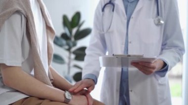 Doktor ve hasta mükemmel sağlık muayenesi sonuçlarını tartışıyor. Doktor neşeleniyor ve kadının güvenini tazeliyor. Tıp konsepti.