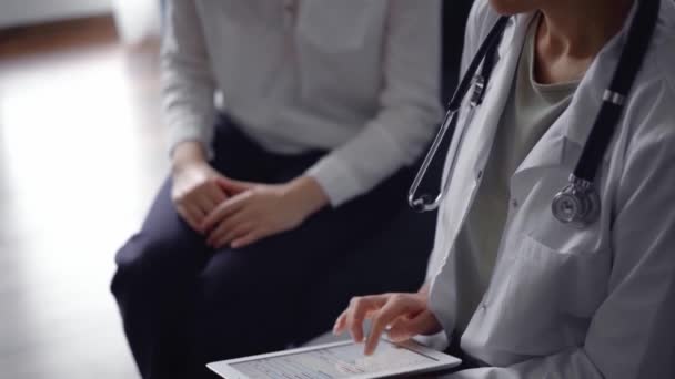 Doktor Pacient Sedí Vedle Sebe Modré Pohovce Neznámá Lékařka Používající — Stock video