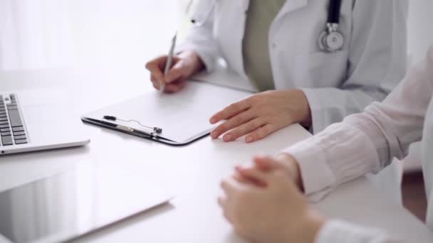 Lekarz Pacjent Siedzą Dyskutują Wynikach Badań Przy Biurku Klinice Nieznana — Wideo stockowe
